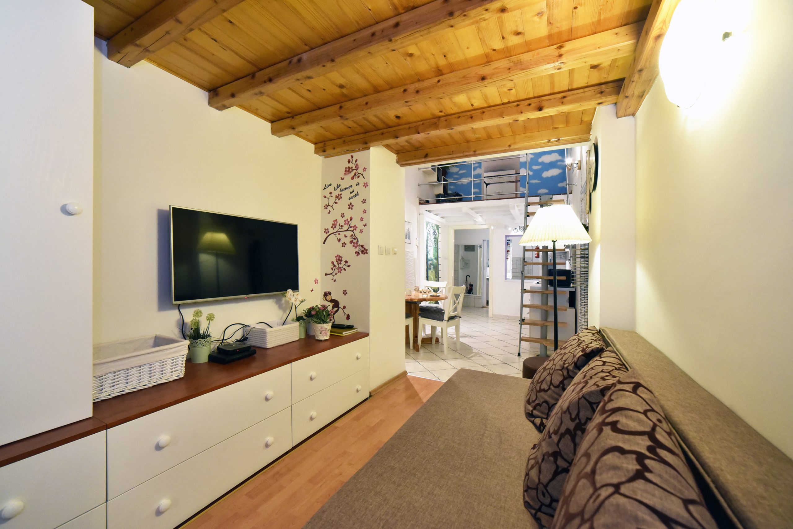 studio-apartman-s-galerijom-za-dnevni-najam-u-centru-zagreba